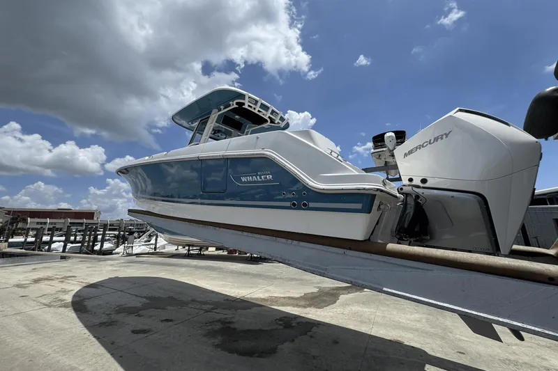 Slide: The Image of Boston Whaler 280 Outrage 2025 - 4