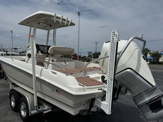 Slide: The Image of Boston Whaler 240 Dauntless 2020 - 5