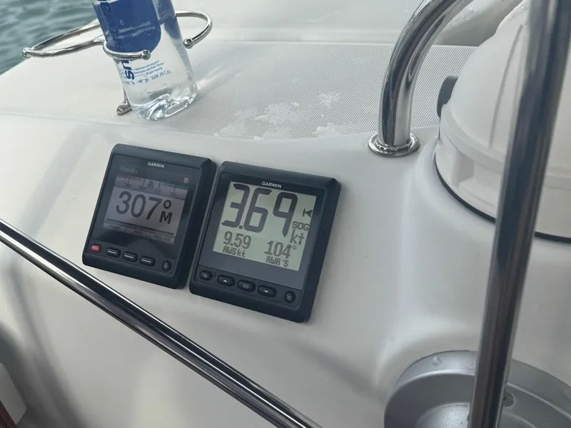 Slide: The Image of Beneteau 523 Oceanis 2005 yacht instruments displaying speed and direction. - 21