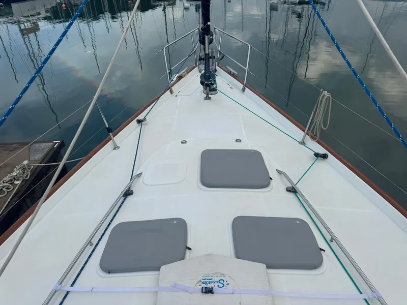 Slide: The Image of Deck view of 2005 Beneteau 523 Oceanis sailboat docked at marina. - 30