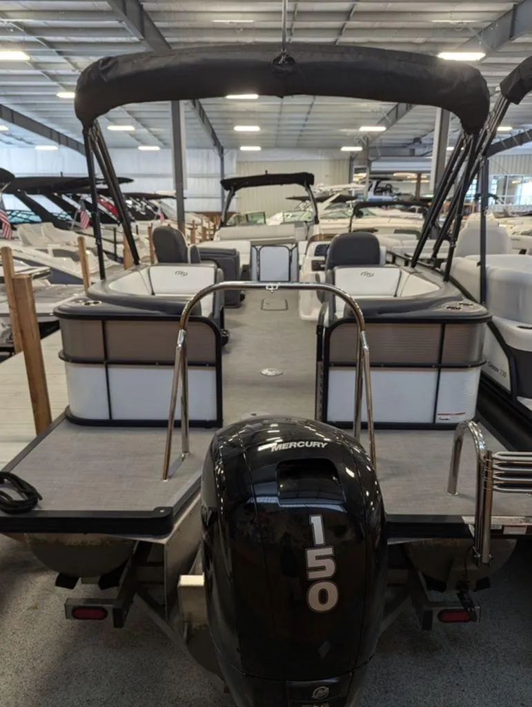 Slide: The Image of 2022 Manitou 23 Aurora LE RF VP pontoon boat with Mercury 150 engine in showroom. - 4