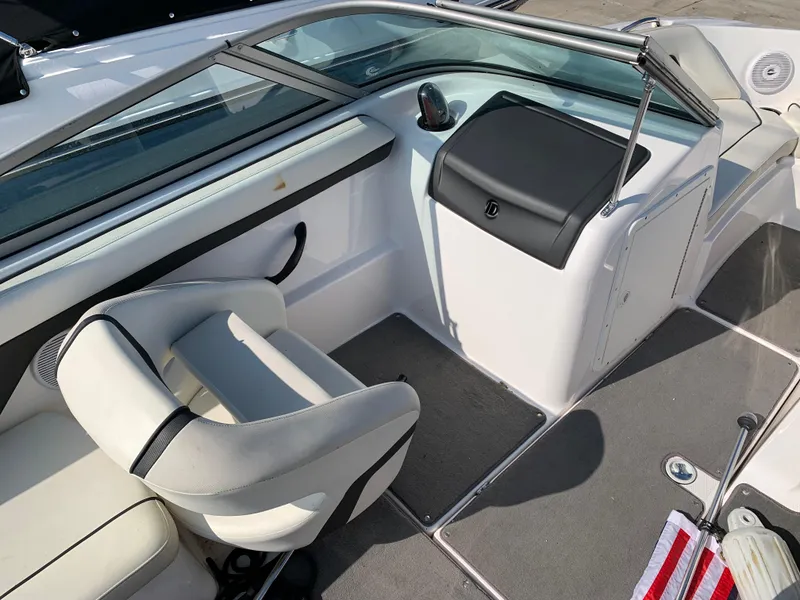 Slide: The Image of 2016 Yamaha Boats 190 SX interior with seating and dashboard. - 5