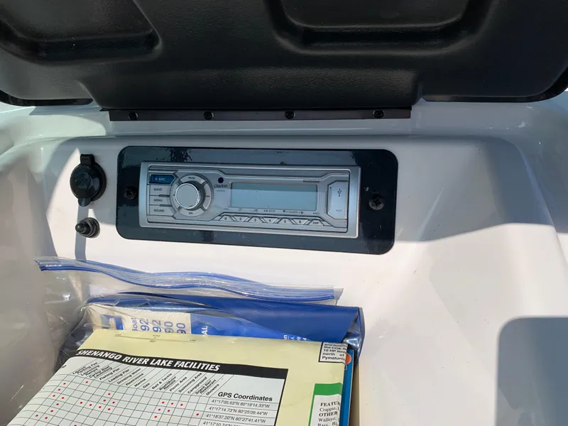 Slide: The Image of Yamaha Boats 2016 190 SX dashboard with stereo and navigation maps. - 6