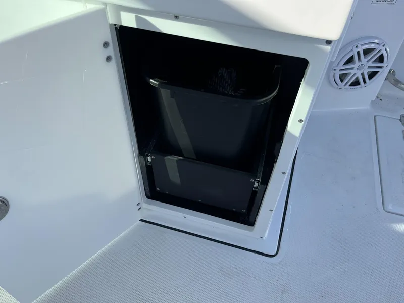 Slide: The Image of Blackfin 272 DC 2023 - 13