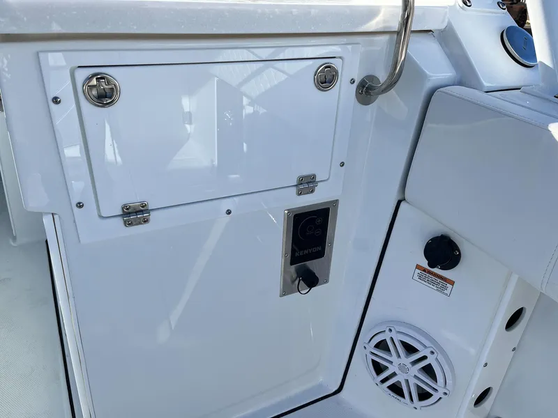 Slide: The Image of Blackfin 272 DC 2023 - 16