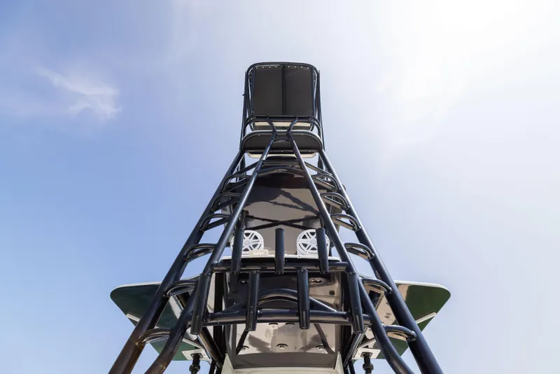 Slide: The Image of 2008 SeaVee 390 B boat tower against a clear blue sky. - 41