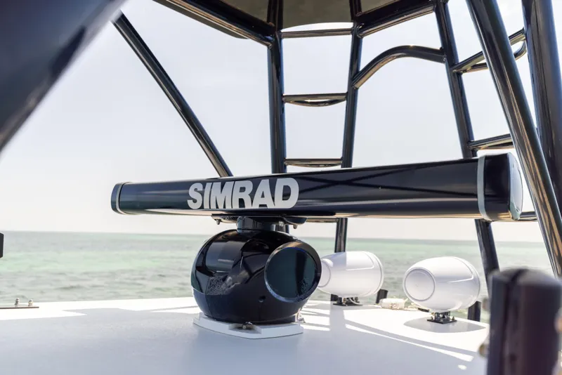Slide: The Image of Simrad radar on 2008 SeaVee 390 B boat, ocean background. - 43