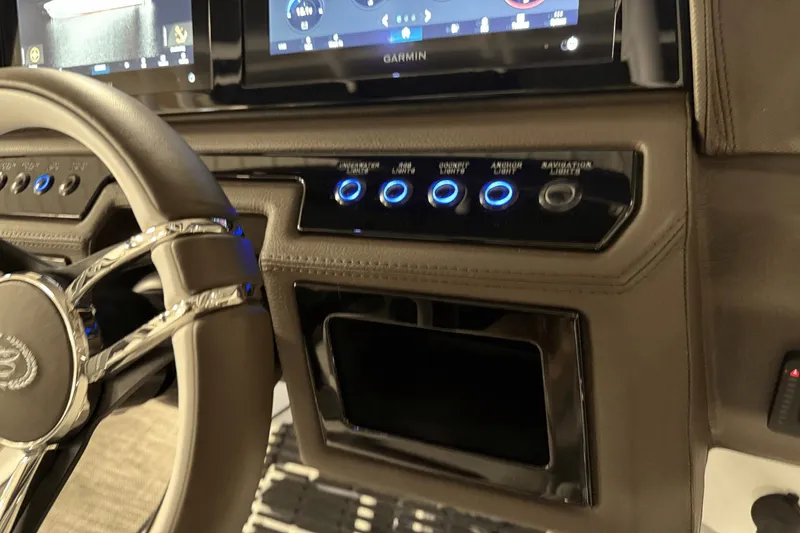 Slide: The Image of Cobalt R6 Outboard 2025 - 104