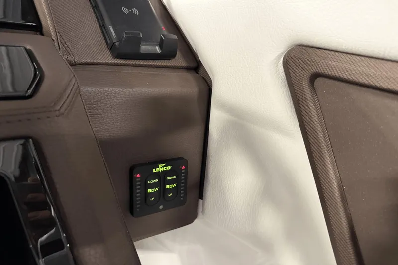 Slide: The Image of Cobalt R6 Outboard 2025 - 106