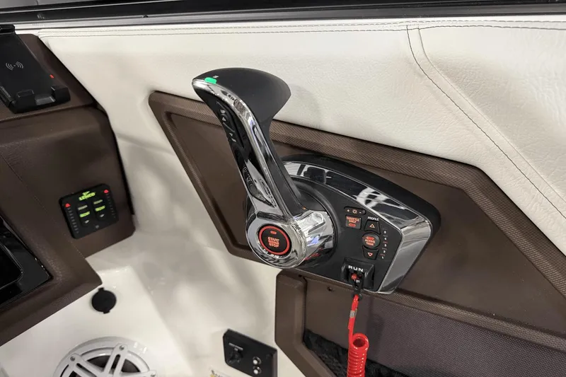 Slide: The Image of Cobalt R6 Outboard 2025 - 107