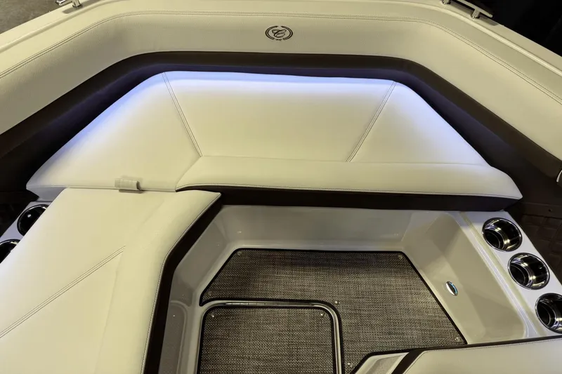 Slide: The Image of Cobalt R6 Outboard 2025 - 128