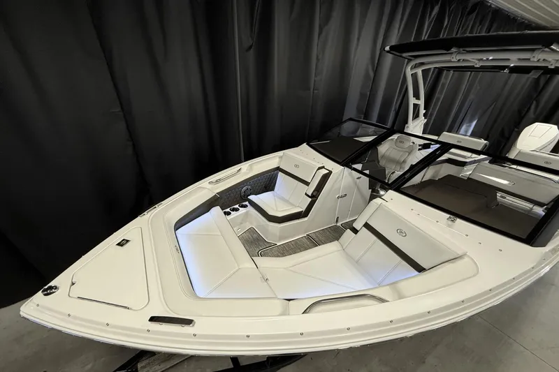 Slide: The Image of Cobalt R6 Outboard 2025 - 14