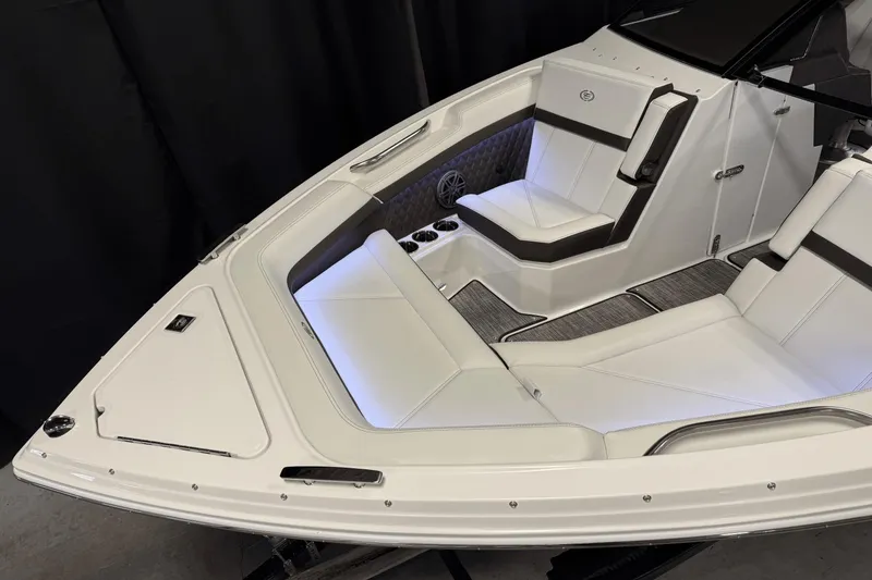 Slide: The Image of Cobalt R6 Outboard 2025 - 15