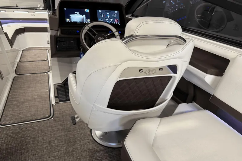 Slide: The Image of Cobalt R6 Outboard 2025 - 88