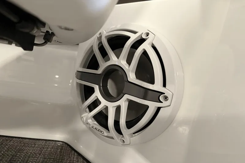 Slide: The Image of Cobalt R6 Outboard 2025 - 91