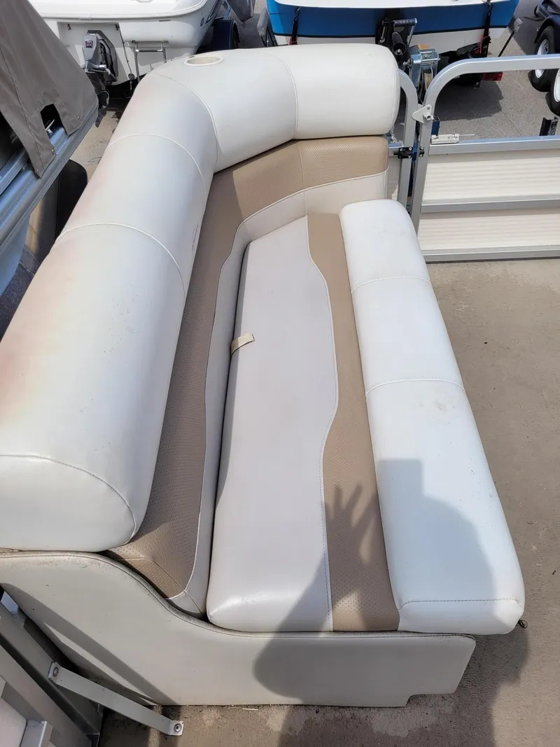 Slide: The Image of White and beige seating on a 2002 Sylvan 820 Mirage boat. - 15