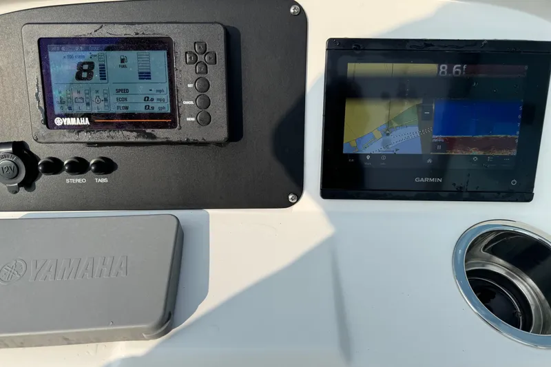 Slide: The Image of Yamaha and Garmin displays on 2022 Robalo R207 Dual Console dashboard. - 19
