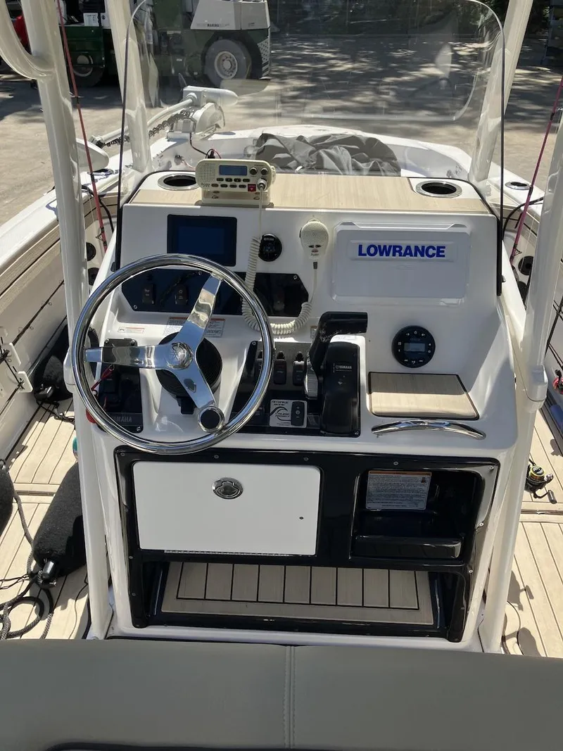 Slide: The Image of 2022 Yamaha Boats 190 FSH Sport dashboard with Lowrance navigation system. - 20
