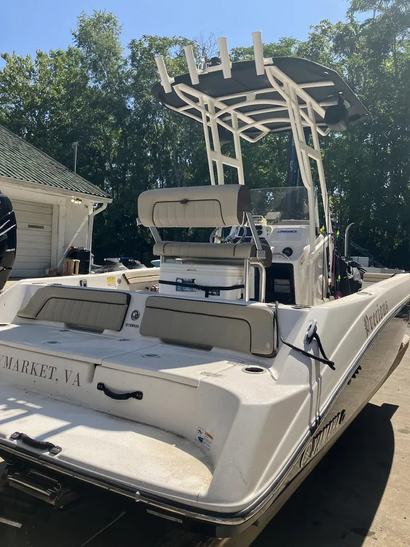 Slide: The Image of 2022 Yamaha Boats 190 FSH Sport, white, docked outdoors, sunny day. - 21