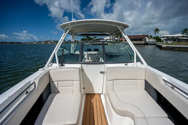 Slide: The Image of 2018 Boston Whaler 270 Vantage boat interior with seating, on a sunny day by the water. - 21