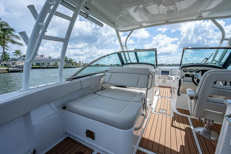 Slide: The Image of 2018 Boston Whaler 270 Vantage boat interior with seating and helm, on a sunny day. - 39