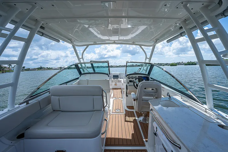 Slide: The Image of 2018 Boston Whaler 270 Vantage boat interior with seating and helm, on a sunny day. - 40