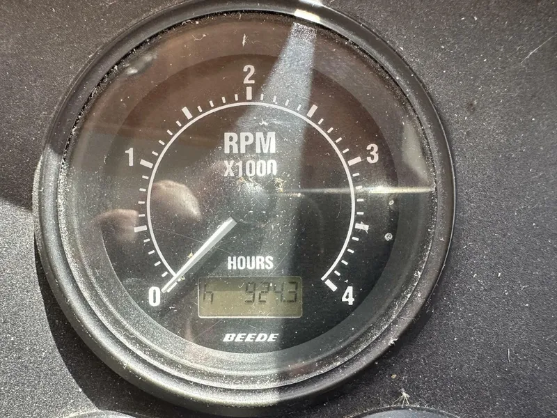 Slide: The Image of RPM gauge of 2003 Sabre 36 Fly Bridge Sedan, showing 943 hours. - 18