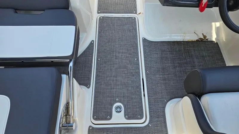 Slide: The Image of Bayliner VR5 Bowrider OB 2022 - 10