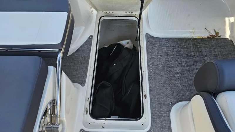 Slide: The Image of Bayliner VR5 Bowrider OB 2022 - 11