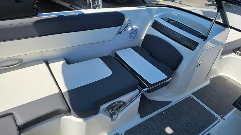 Slide: The Image of Bayliner VR5 Bowrider OB 2022 - 14