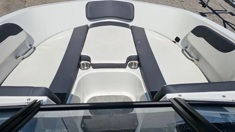 Slide: The Image of Bayliner VR5 Bowrider OB 2022 - 15