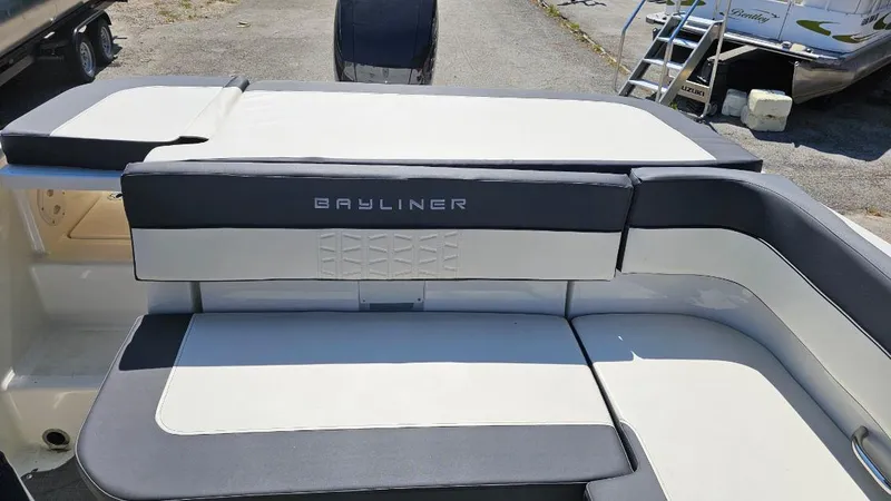 Slide: The Image of Bayliner VR5 Bowrider OB 2022 - 16