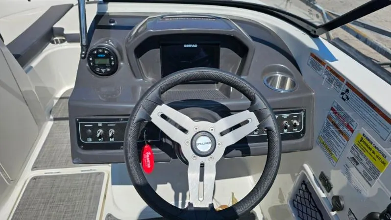 Slide: The Image of Bayliner VR5 Bowrider OB 2022 - 7