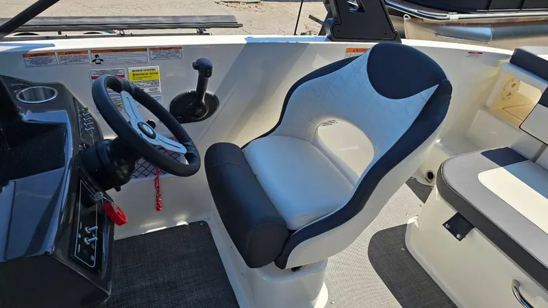 Slide: The Image of Bayliner VR5 Bowrider OB 2022 - 9