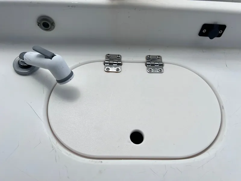 Slide: The Image of Boat sink with cover on 2006 Hurricane SunDeck 260 OB, twin Yamaha 150. - 16