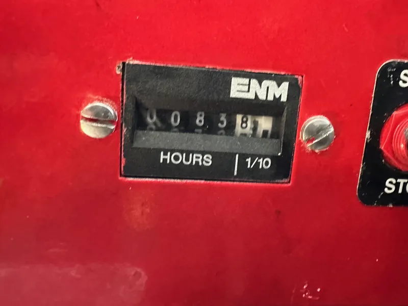 Slide: The Image of Hour meter showing 83.7 hours on a 2003 Sea Ray SUNDANCER 300. - 40