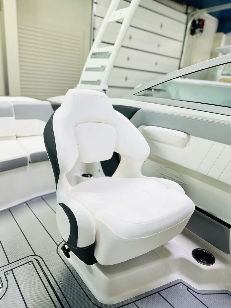 Slide: The Image of 2025 Chaparral 21 SSi OB boat interior with white captain's chair and modern design. - 5