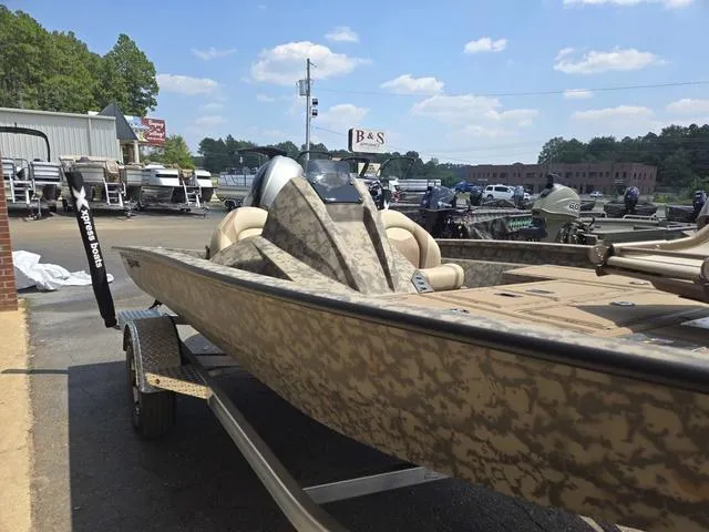 Slide: The Image of Xpress H17C Crappie 2025 - 9