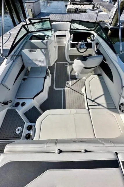 Slide: The Image of Sea Ray 21 SPX 2023 - 14