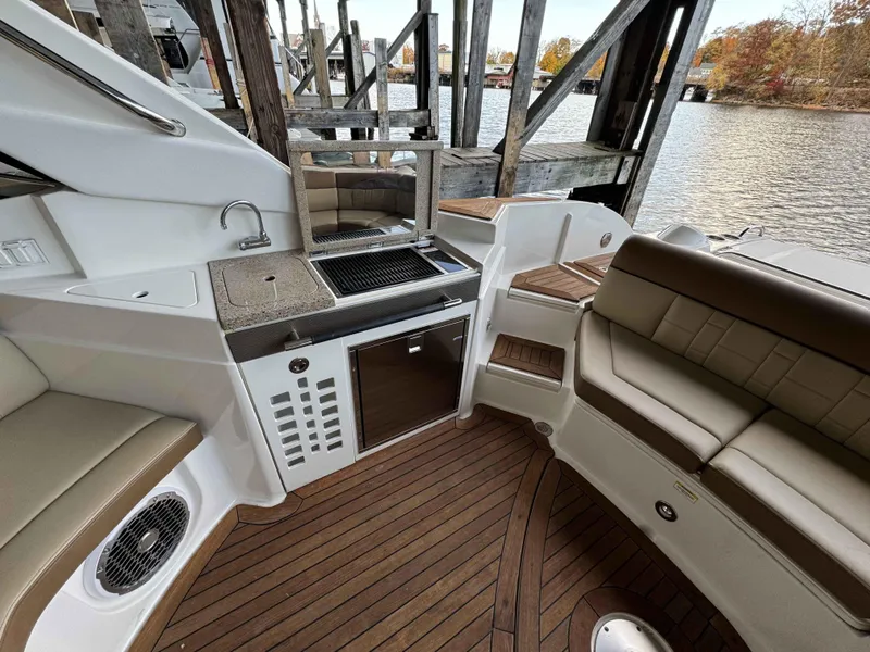 Slide: The Image of Sea Ray 350 SLX 2015 - 9