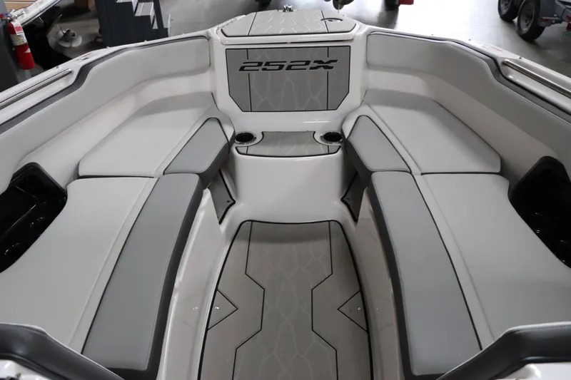 Slide: The Image of Yamaha 252XE 2025 - 15