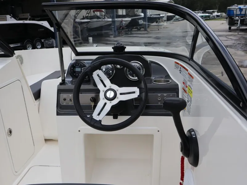 Slide: The Image of Bayliner VR4 2021 - 14