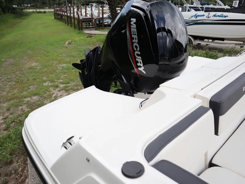 Slide: The Image of Bayliner VR4 2021 - 15