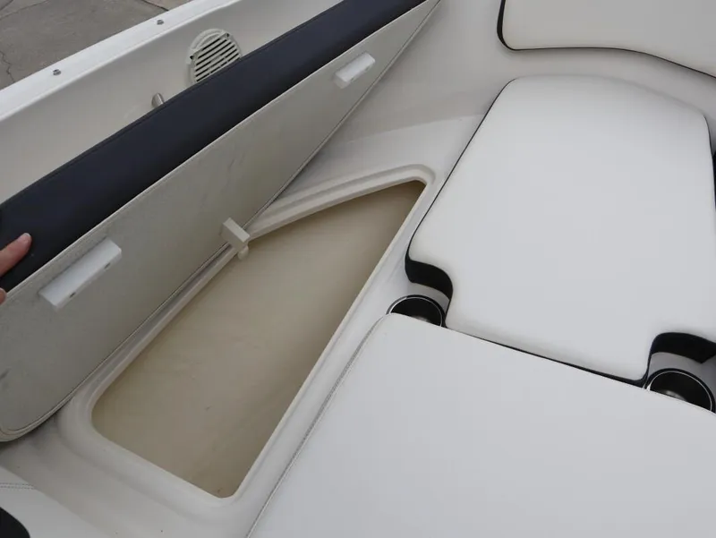 Slide: The Image of Bayliner VR4 2021 - 17