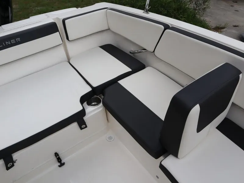 Slide: The Image of Bayliner VR4 2021 - 21