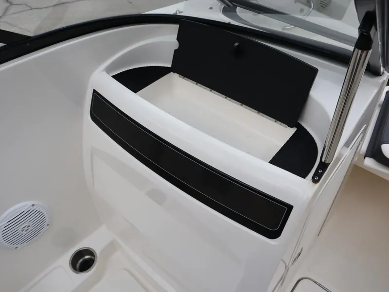 Slide: The Image of Bayliner VR4 2021 - 23