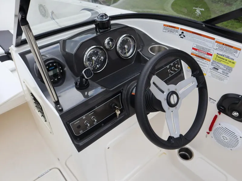 Slide: The Image of Bayliner VR4 2021 - 24