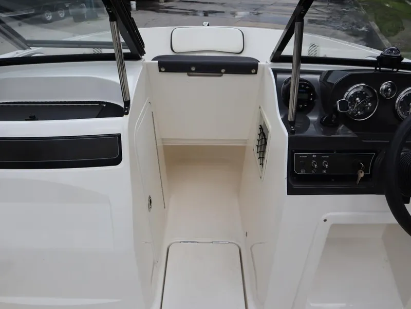 Slide: The Image of Bayliner VR4 2021 - 25