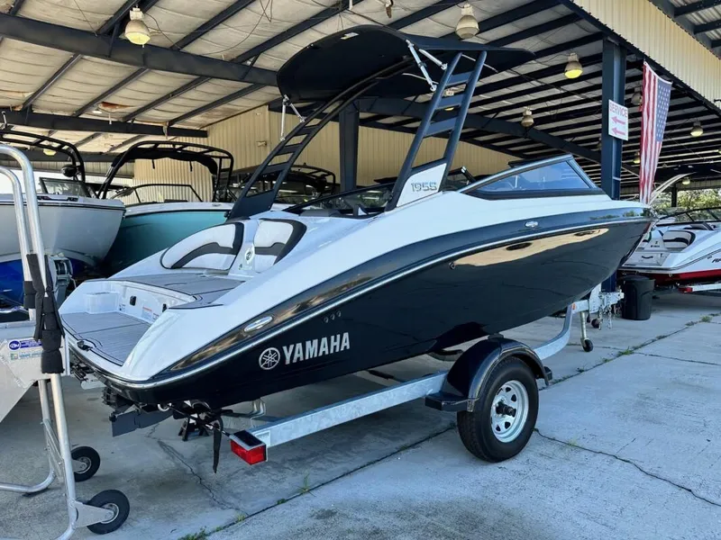 Slide: The Image of Yamaha 195S 2024 - 2