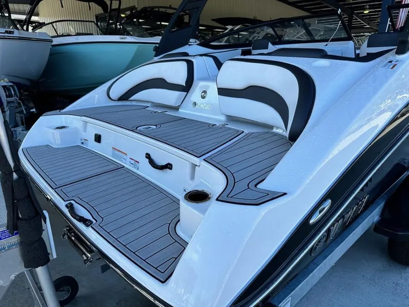 Slide: The Image of Yamaha 195S 2024 - 8